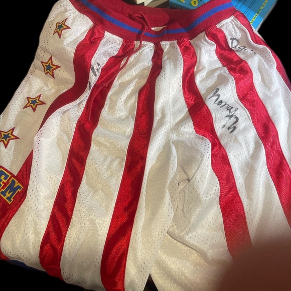 World Famous Harlem Globetrotters Authentic Merchandise Red & White Shorts - Picture 1 of 10